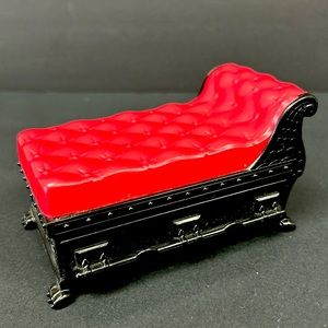 2013 MATTEL  “MONSTER HIGH “ Secret Creepers Crypt ” lounge chair